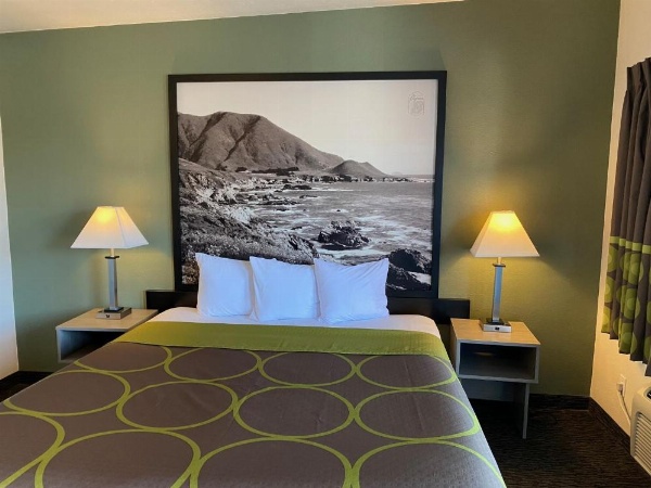 Super 8 by Wyndham Monterey image 12