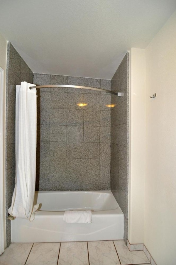 Super 8 by Wyndham Monterey image 23