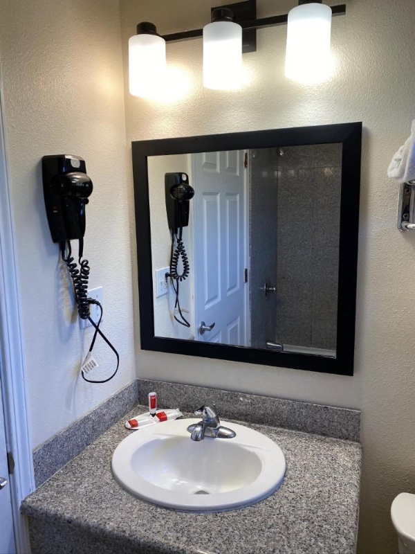 Super 8 by Wyndham Monterey image 24