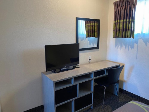 Super 8 by Wyndham Monterey image 33