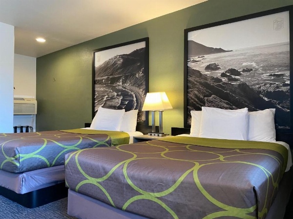 Super 8 by Wyndham Monterey image 7